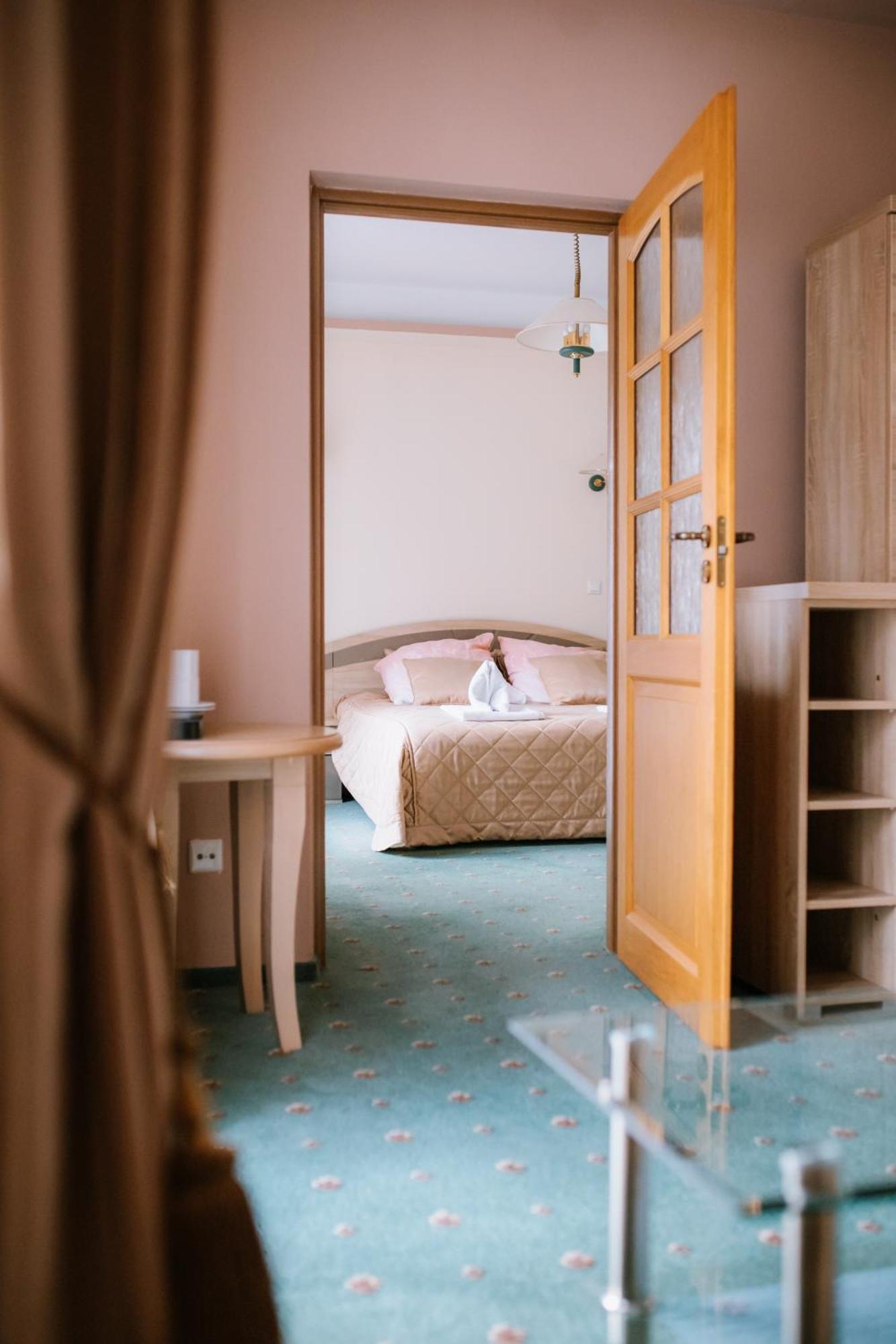 Osrodek Szkoleniowo Wypoczynkowy Roznow Hotel Ngoại thất bức ảnh