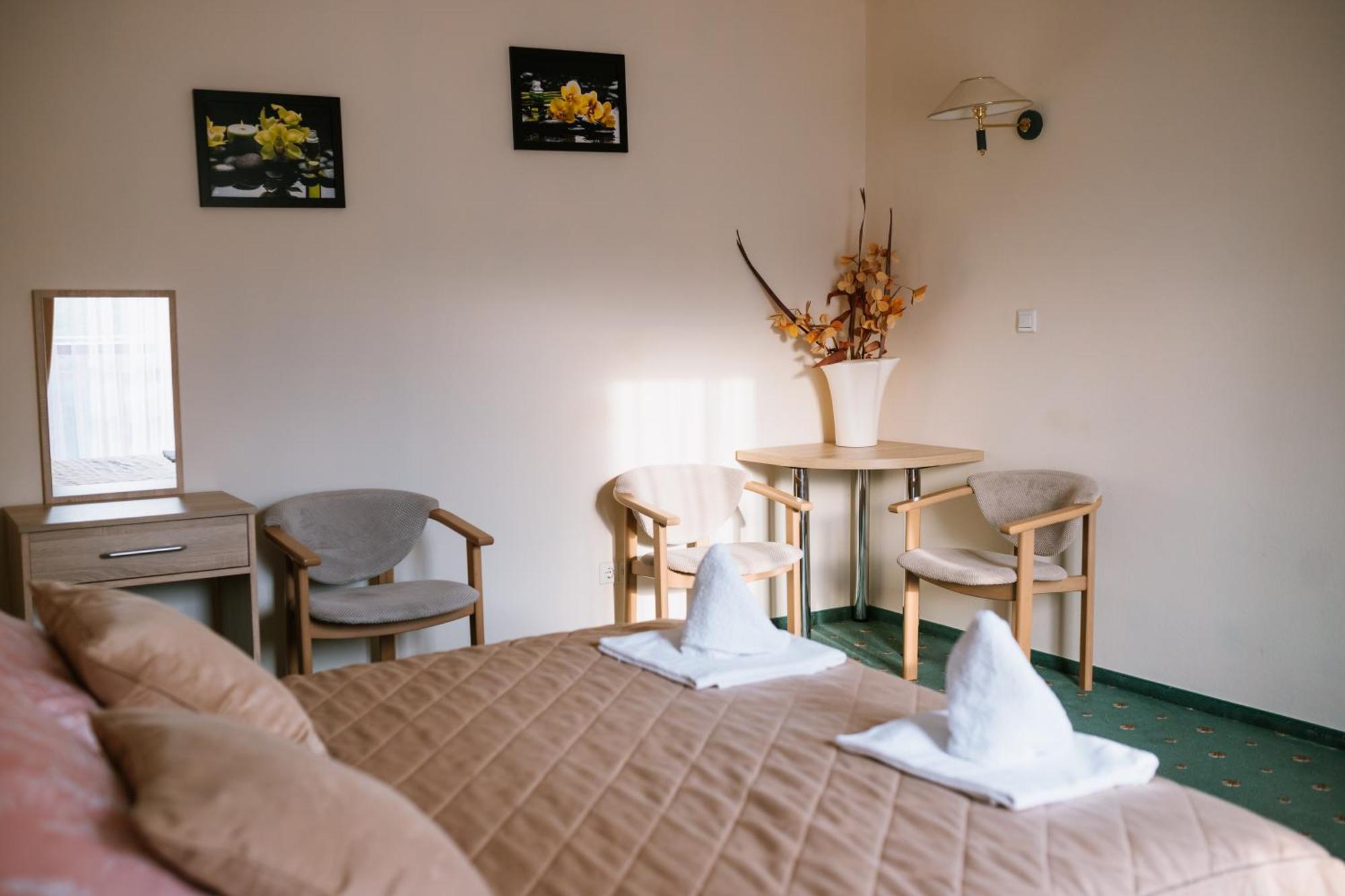 Osrodek Szkoleniowo Wypoczynkowy Roznow Hotel Ngoại thất bức ảnh