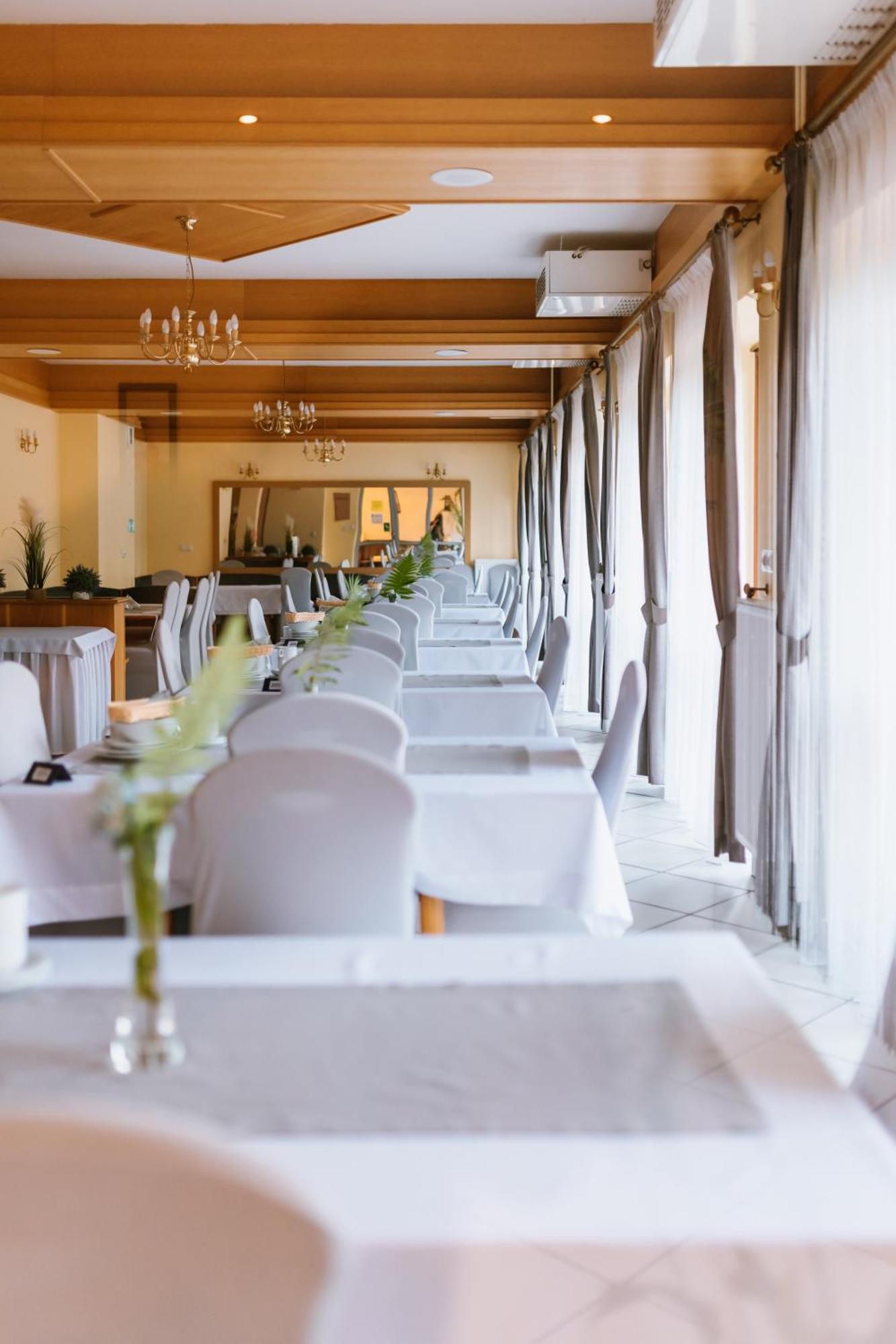 Osrodek Szkoleniowo Wypoczynkowy Roznow Hotel Ngoại thất bức ảnh